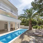3 Bedroom Cozy Apartment In Makarska
