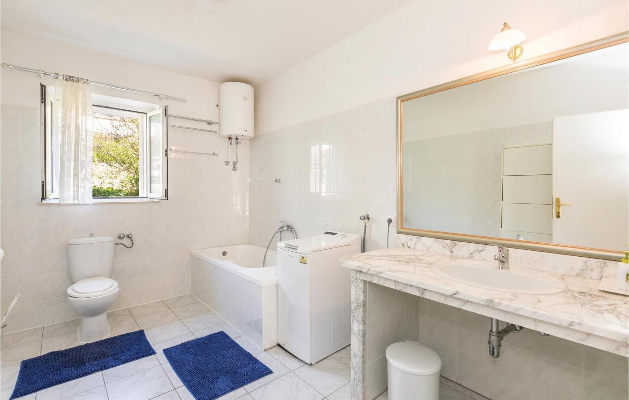 Apartment 3 Bedroom Cozy In Makarska